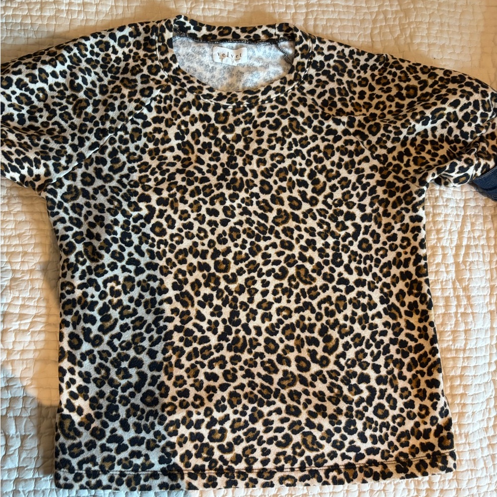 Velvet by Graham & Spencer Leopard Print Short Sleeve Tee size medium